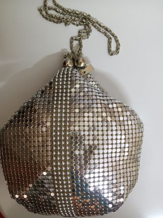 Bolso de malla plateado con cadena