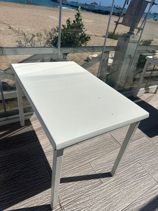 Mesa blanca metálica para salón o terraza