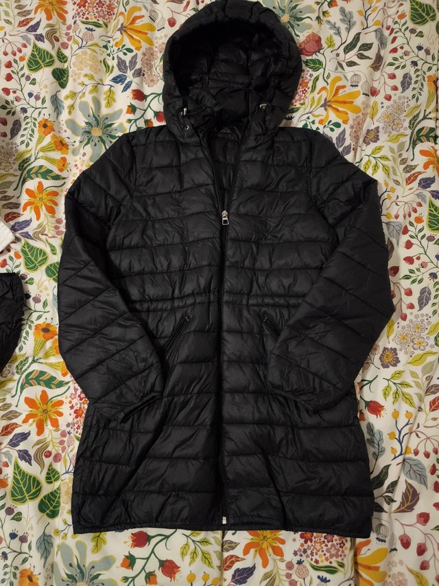 Chaqueta acolchada negra con capucha