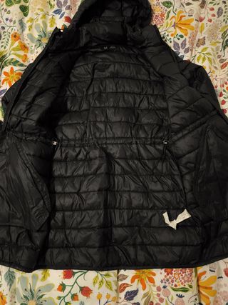 Chaqueta acolchada negra con capucha