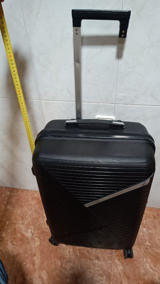 Maleta negra con ruedas y asa extensible