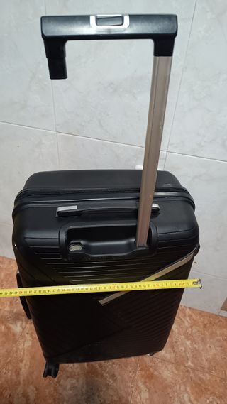 Maleta negra con ruedas y asa extensible