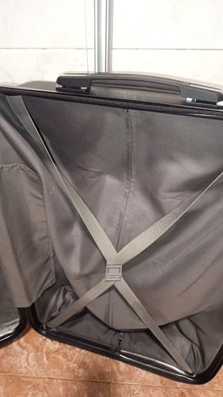 Maleta negra con ruedas y asa extensible