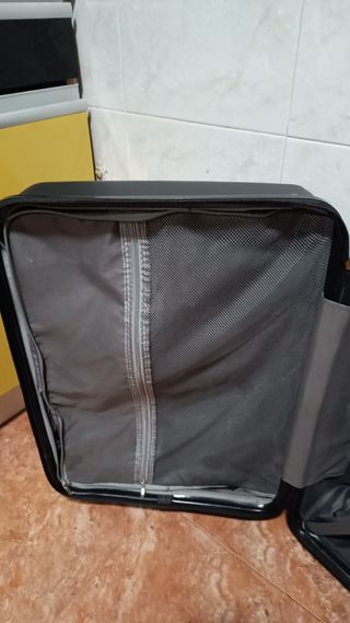 Maleta negra con ruedas y asa extensible