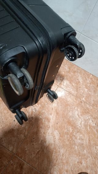 Maleta negra con ruedas y asa extensible