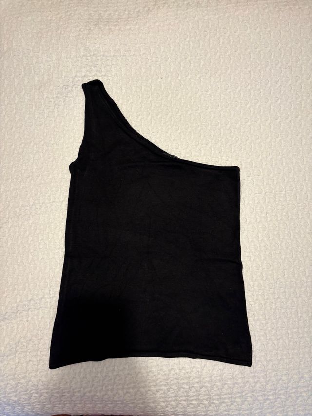 Camiseta Oysho negra de un tirante