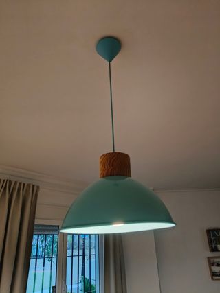 Lámpara colgante turquesa y madera