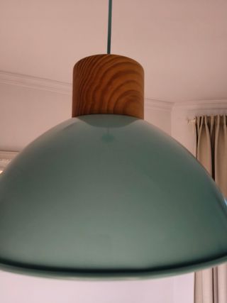 Lámpara colgante turquesa y madera