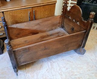 Cuna antigua de madera