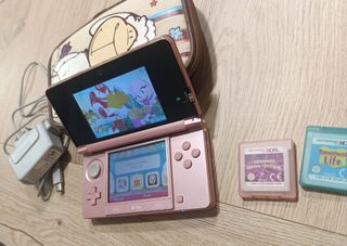 Nintendo 3DS rosa + 2 giochi + caricabatterie + custodia