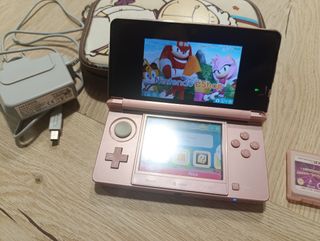 Nintendo 3DS rosa + 2 giochi + caricabatterie + custodia