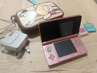 Nintendo 3DS rosa + 2 giochi + caricabatterie + custodia