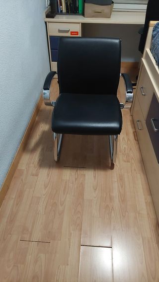 2 sillones de despacho cuero y metal. 50€ cada uno
