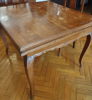 Mesa de comedor de madera