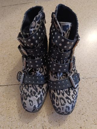 Botines animal print con hebillas