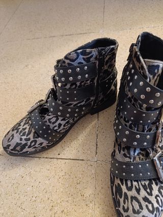 Botines animal print con hebillas