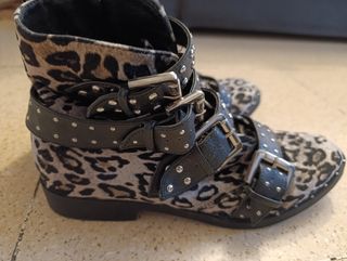 Botines animal print con hebillas
