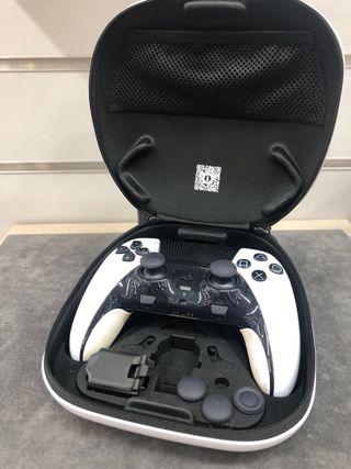 Mando PS5 Pro con funda protectora