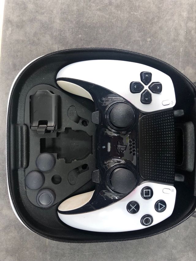 Mando PS5 Pro con funda protectora