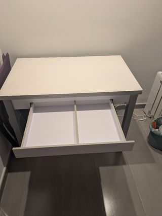 Escritorio extensible blanco y gris