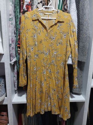 Vestido negro y mostaza con estampado floral