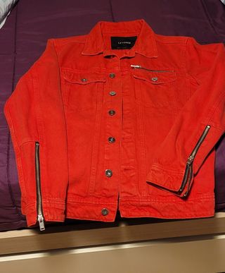 Cazadora vaquera roja con cremalleras unisex