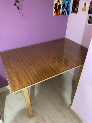 Mesa de madera artesanal con cristal para estudio
