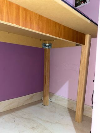 Mesa de madera artesanal con cristal para estudio