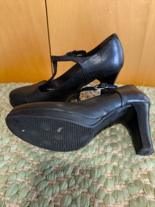 Zapatos de tacón negros de piel Bata