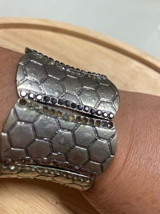 Pulsera ancha plateada con hexágonos