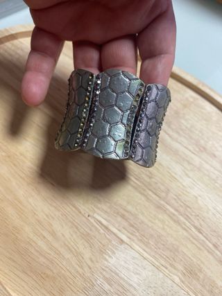 Pulsera ancha plateada con hexágonos