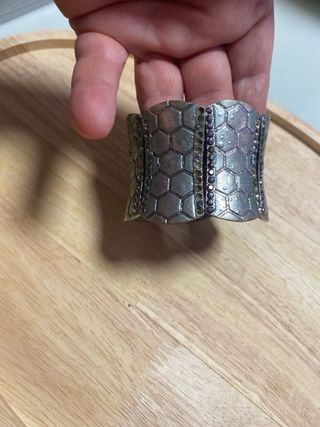 Pulsera ancha plateada con hexágonos