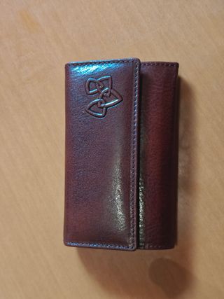 Cartera y llavero de piel marrón