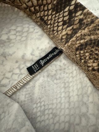 Pantalón campana estampado serpiente