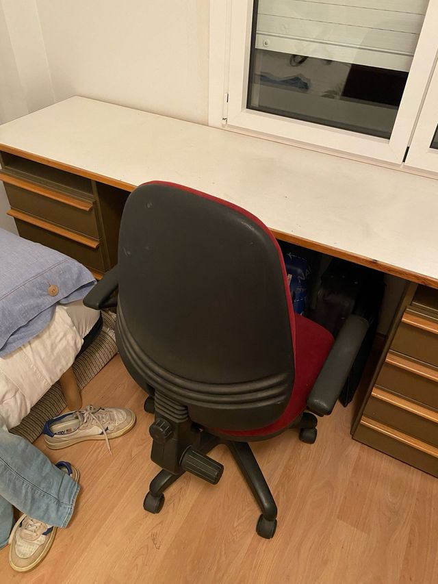 Escritorio de madera con cajones