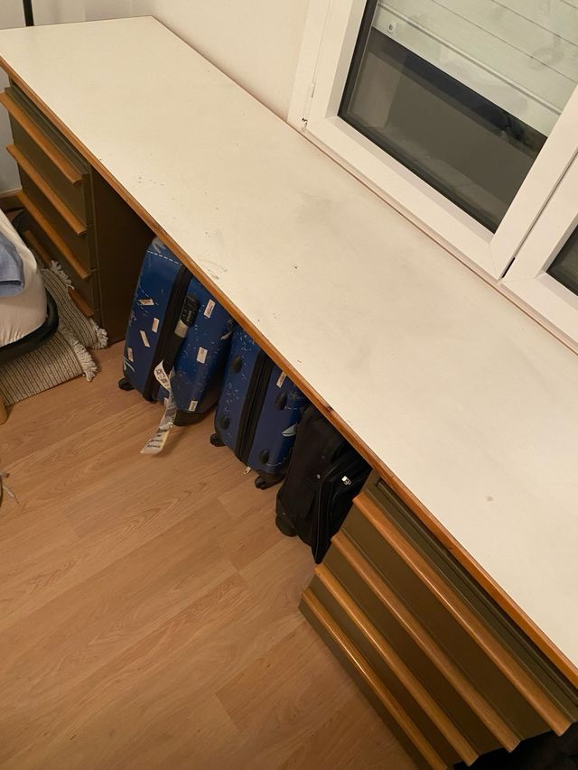 Escritorio de madera con cajones