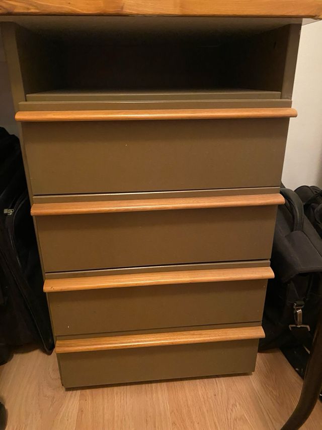 Escritorio de madera con cajones