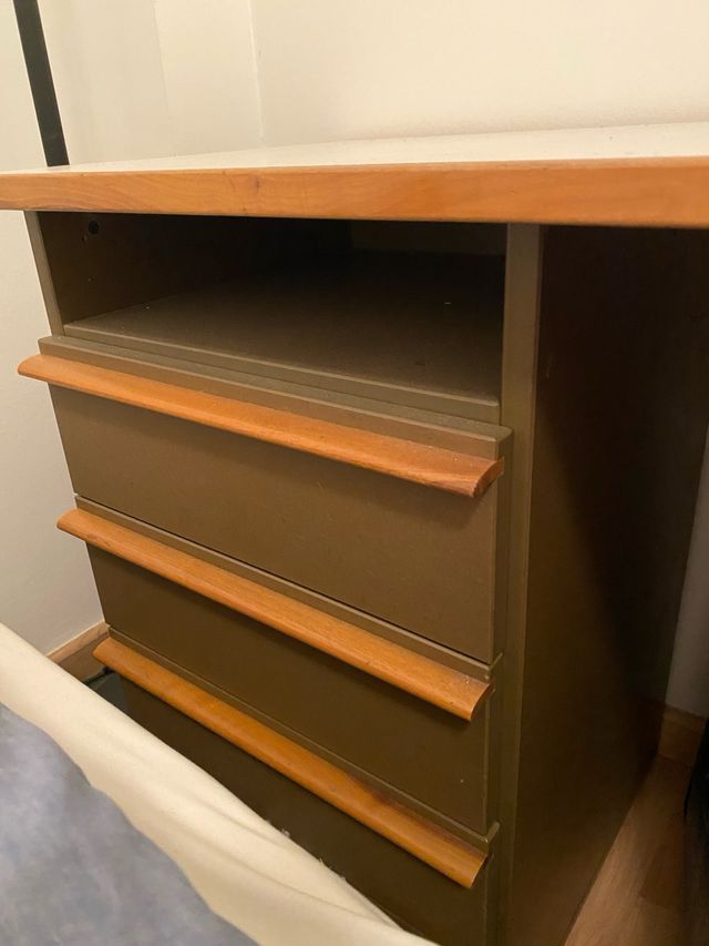 Escritorio de madera con cajones