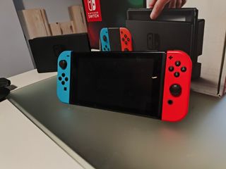 Nintendo Switch Azul y Rojo con Caja