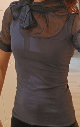 Camiseta azul con detalle de lazo