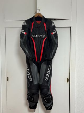 Mono de moto Spyke negro y rojo y botas tcx