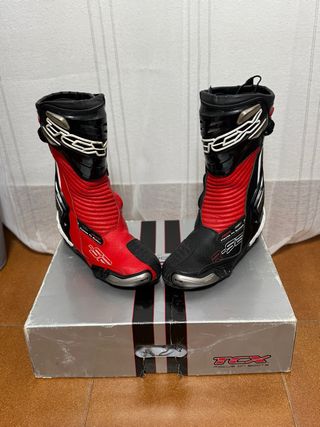 Mono de moto Spyke negro y rojo y botas tcx