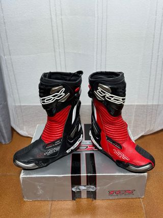 Mono de moto Spyke negro y rojo y botas tcx