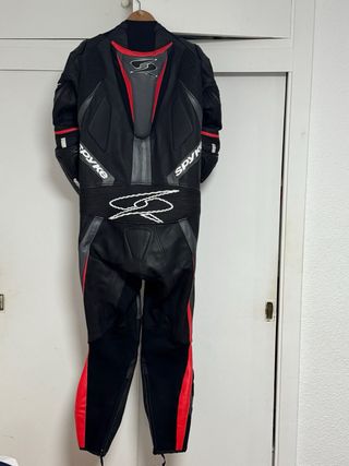 Mono de moto Spyke negro y rojo y botas tcx