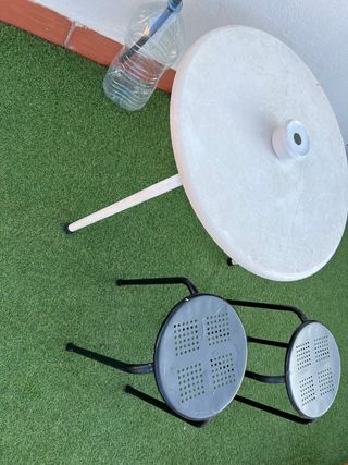 Mesa Terraza con 2 Taburetes Metálicos