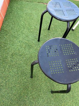 Mesa Terraza con 2 Taburetes Metálicos