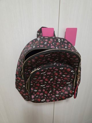 Bolso mochila negro estampado corazones