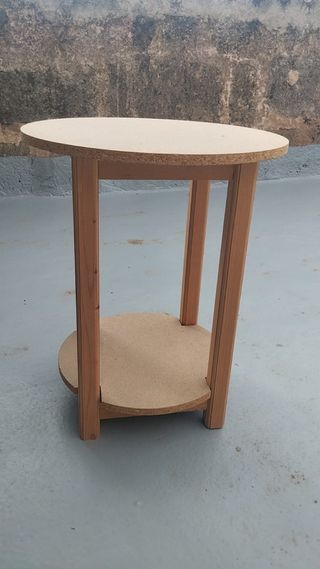 Mesa auxiliar redonda de madera. “CAMILLA”