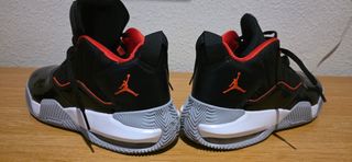 Zapatillas Jordan Negras y Rojas Talla 42
