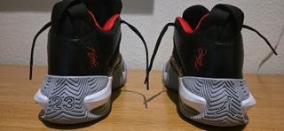 Zapatillas Jordan Negras y Rojas Talla 42